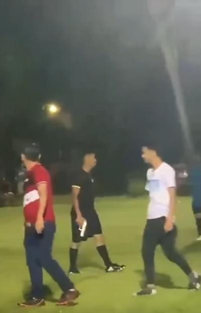 Giận cầu thủ, trọng tài đem súng quay lại sân bóng để dọa. Ảnh: beIn Sports USA. Giận cầu thủ, trọng tài đem súng quay lại sân bóng để dọa. Ảnh: beIn Sports USA.