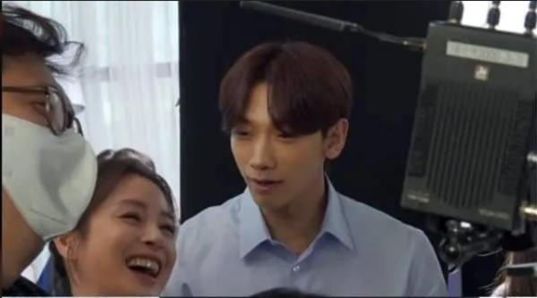 Kim Tae Hee từng trêu chồng là "giả trân" khi quay cảnh tình cảm cho đoạn quảng cáo. Ảnh: YouTube. Kim Tae Hee từng trêu chồng là "giả trân" khi quay cảnh tình cảm cho đoạn quảng cáo. Ảnh: YouTube.