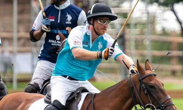 Hoàng tử Harry chơi polo gây quỹ từ thiện ở Mỹ. Ảnh: BackGrid.