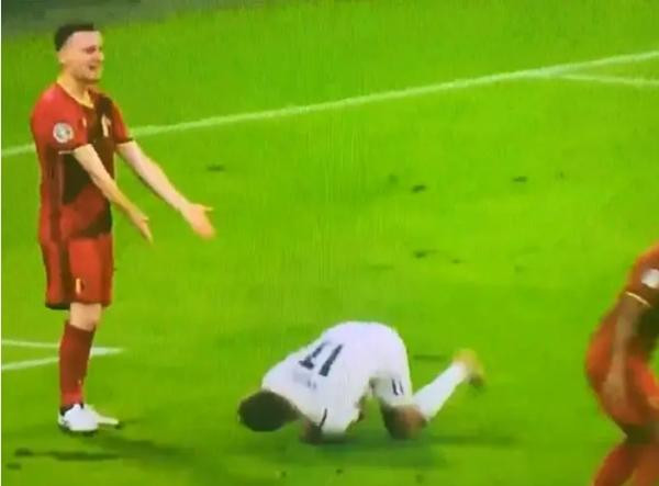 Immobile bị cổ động viên Anh "moi móc" chuyện "ăn vạ". Ảnh: BBC.