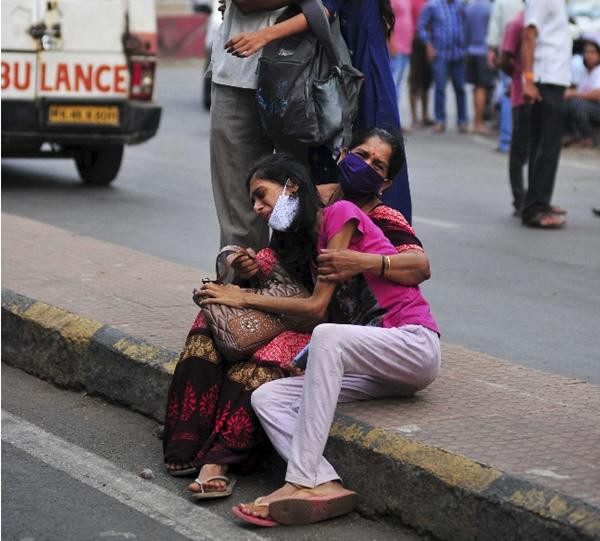 Nhiều người ở Vasai, Maharashtra đang khóc lóc khi người thân qua đời. Ảnh: PTI.