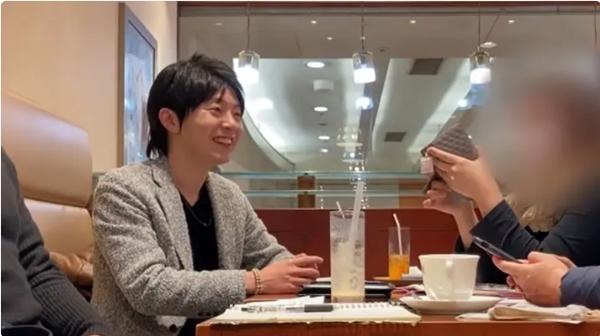 Takashi trong một buổi hẹn hò. Ảnh: Newsflash. Takashi trong một buổi hẹn hò. Ảnh: Newsflash.