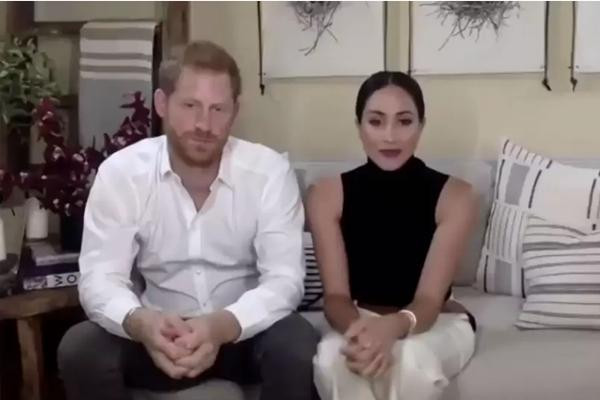 Harry - Meghan trong một cuộc gọi video từ nhà họ ở Mỹ. Ảnh: Malalafund/ Twitter. Harry - Meghan trong một cuộc gọi video từ nhà họ ở Mỹ. Ảnh: Malalafund/ Twitter.