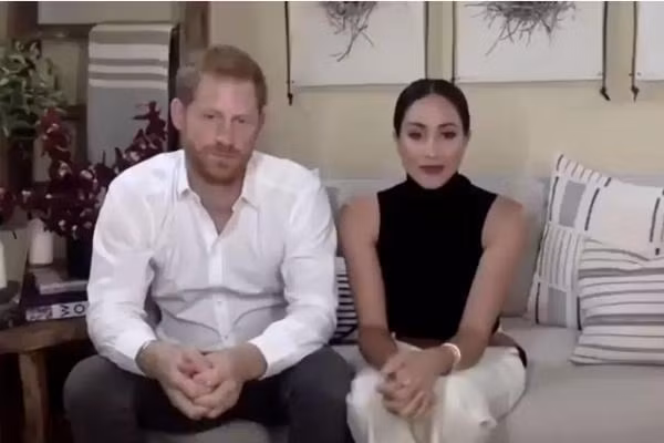 Harry - Meghan trong một cuộc gọi video từ nhà họ ở Mỹ. Ảnh: Malalafund/ Twitter.