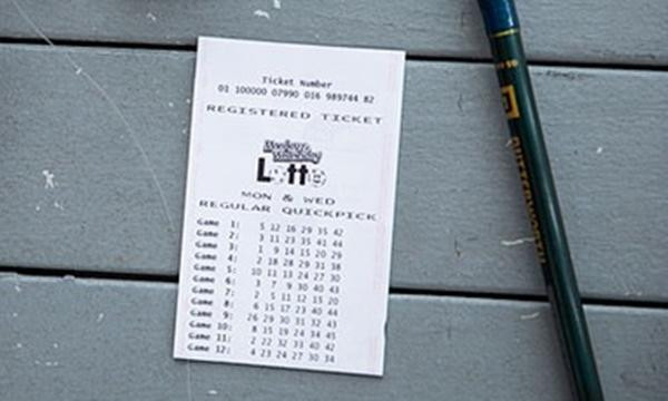 Thấy mình đang may mắn, bác Peter quyết định mua xổ số. Ảnh minh họa: Mail Online.