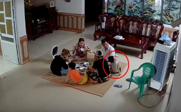 Đang ăn cơm thì cậu bé chợt nhìn lên trần. Ảnh: YouTube/ ViralHog.