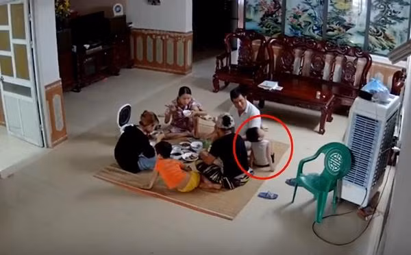 Đang ăn cơm thì cậu bé chợt nhìn lên trần. Ảnh: YouTube/ ViralHog.