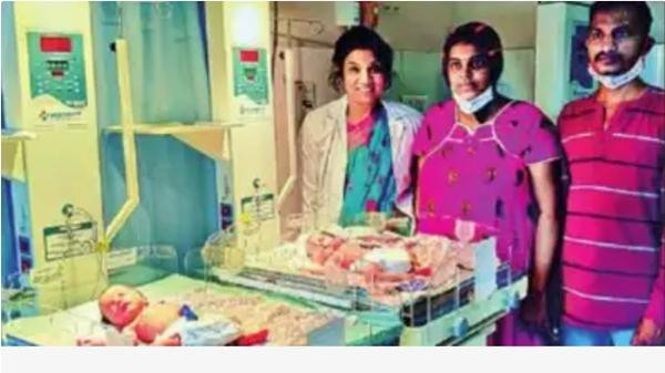 Anh chị Raju (giữa và phải) và 2 con gái sinh đôi mới ra đời. Ảnh: Times of India. Anh chị Raju (giữa và phải) và 2 con gái sinh đôi mới ra đời. Ảnh: Times of India.