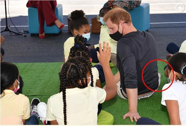 Một đoạn dây cũng bị lộ ra khi Harry ngồi bệt xuống sàn. Ảnh: Paul Martinka. Một đoạn dây cũng bị lộ ra khi Harry ngồi bệt xuống sàn. Ảnh: Paul Martinka.