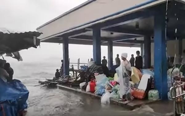Mưa ngập ở Philippines do ảnh hưởng của bão Surigae. Ảnh: Global News. Mưa ngập ở Philippines do ảnh hưởng của bão Surigae. Ảnh: Global News.