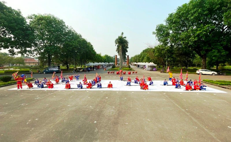 Đội hình hoàn thành kết chữ thiên hạ thái bình.