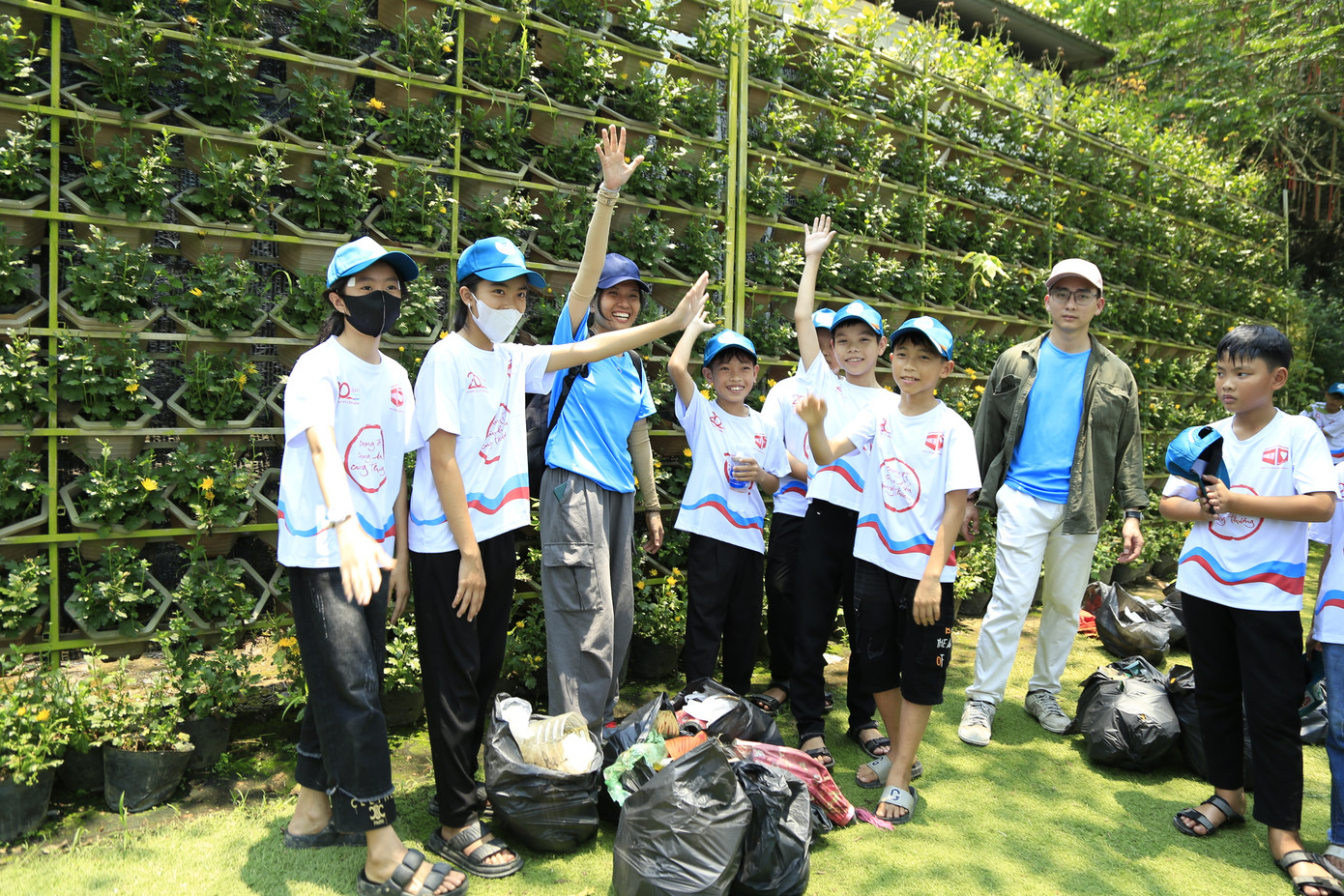 Học sinh hào hứng tham gia trải nghiệm các hoạt động tại Động Tiên Sơn