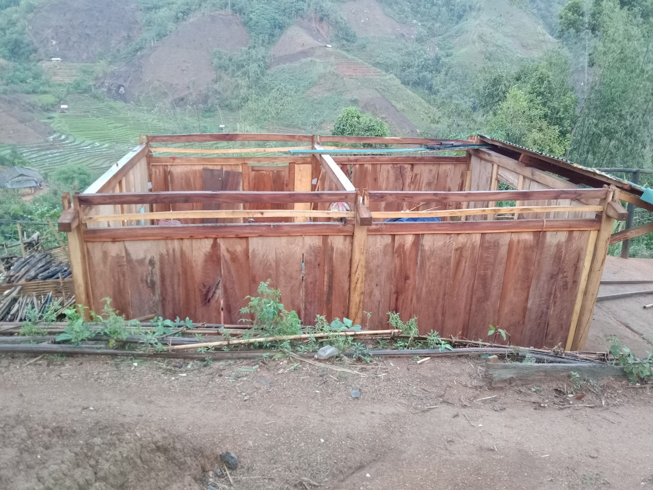 Nhiều ngôi nhà bị tốc mái