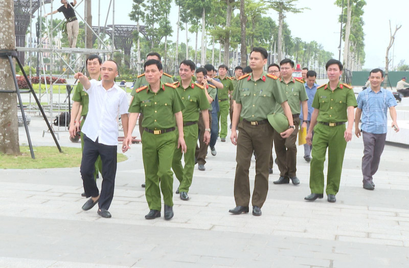 Lực lượng chức năng kiểm tra công tác an ninh tại khu vực tổ chức lễ hội du lịch biển Sầm Sơn năm 2024. Lực lượng chức năng kiểm tra công tác an ninh tại khu vực tổ chức lễ hội du lịch biển Sầm Sơn năm 2024.