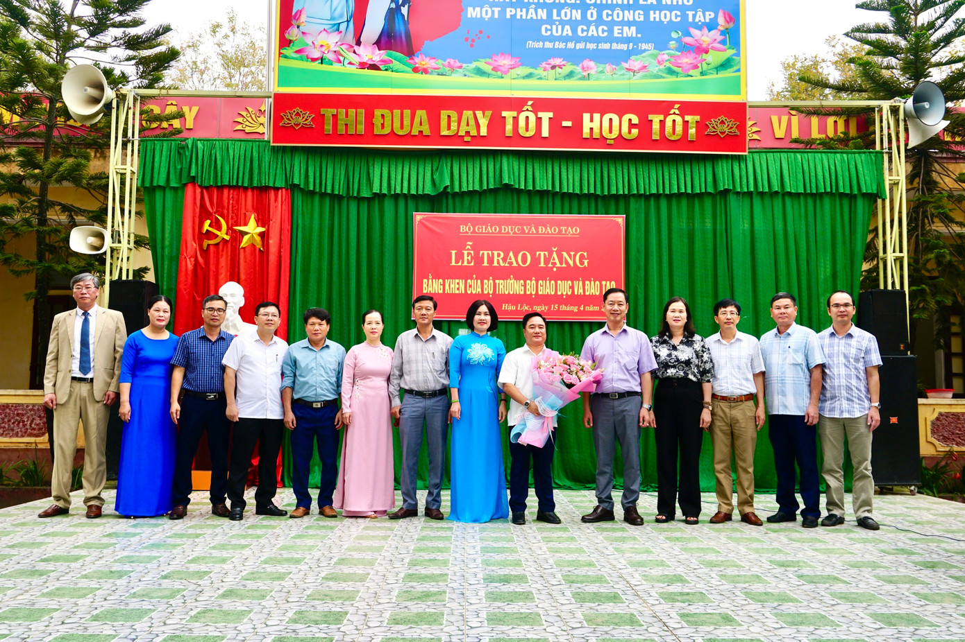 Các đại biểu chụp ảnh lưu niệm cùng thầy giáo Đào Thanh Hương