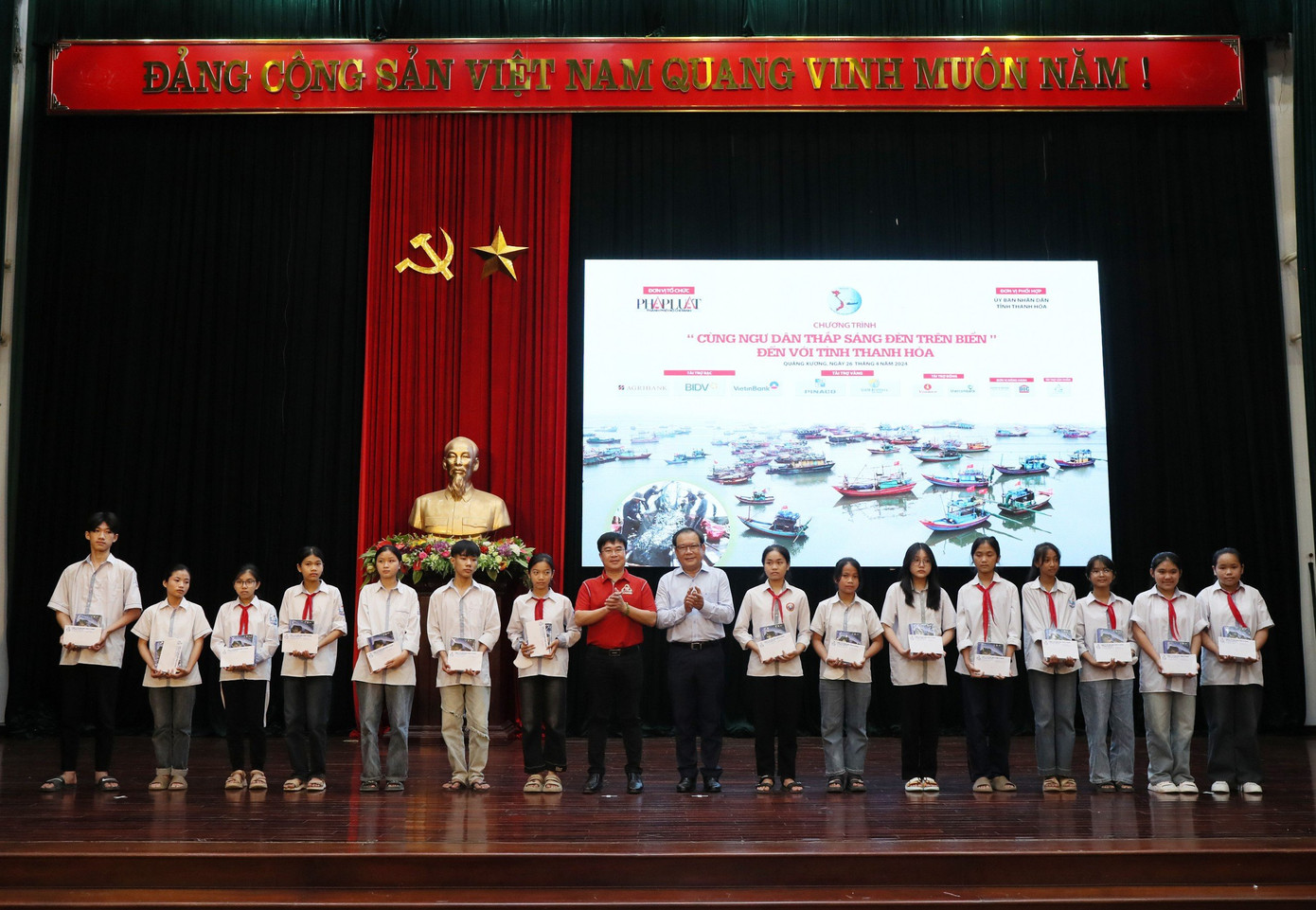 Trao tặng quà cho học sinh, con của ngư dân.