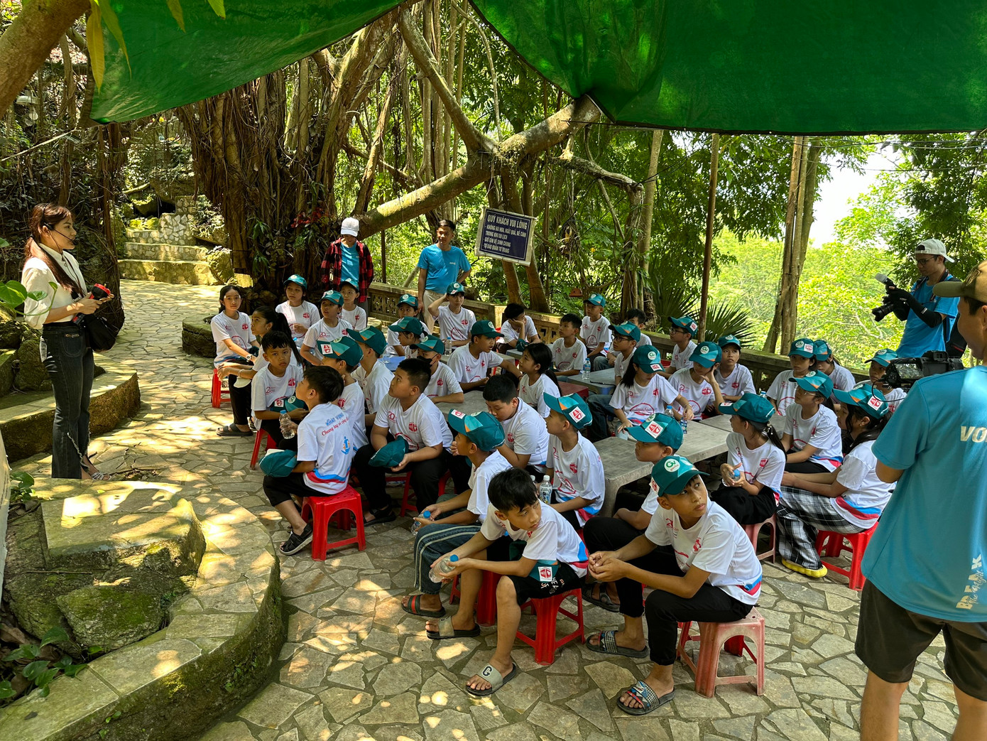 Học sinh tham quan Động Tiên Sơn.