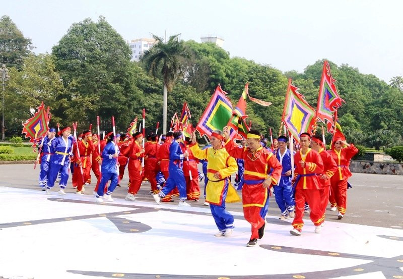 Hai đội chạy ghép chữ.