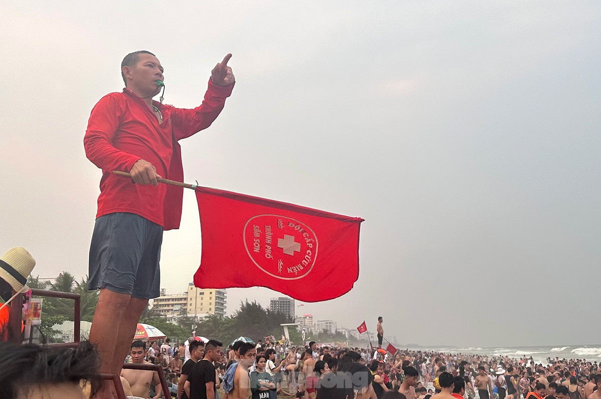 Lực lượng cứu hộ liên tục cảnh bảo vùng nguy hiểm cho du khách khi tắm biển Sầm Sơn. Ảnh: Như Ý