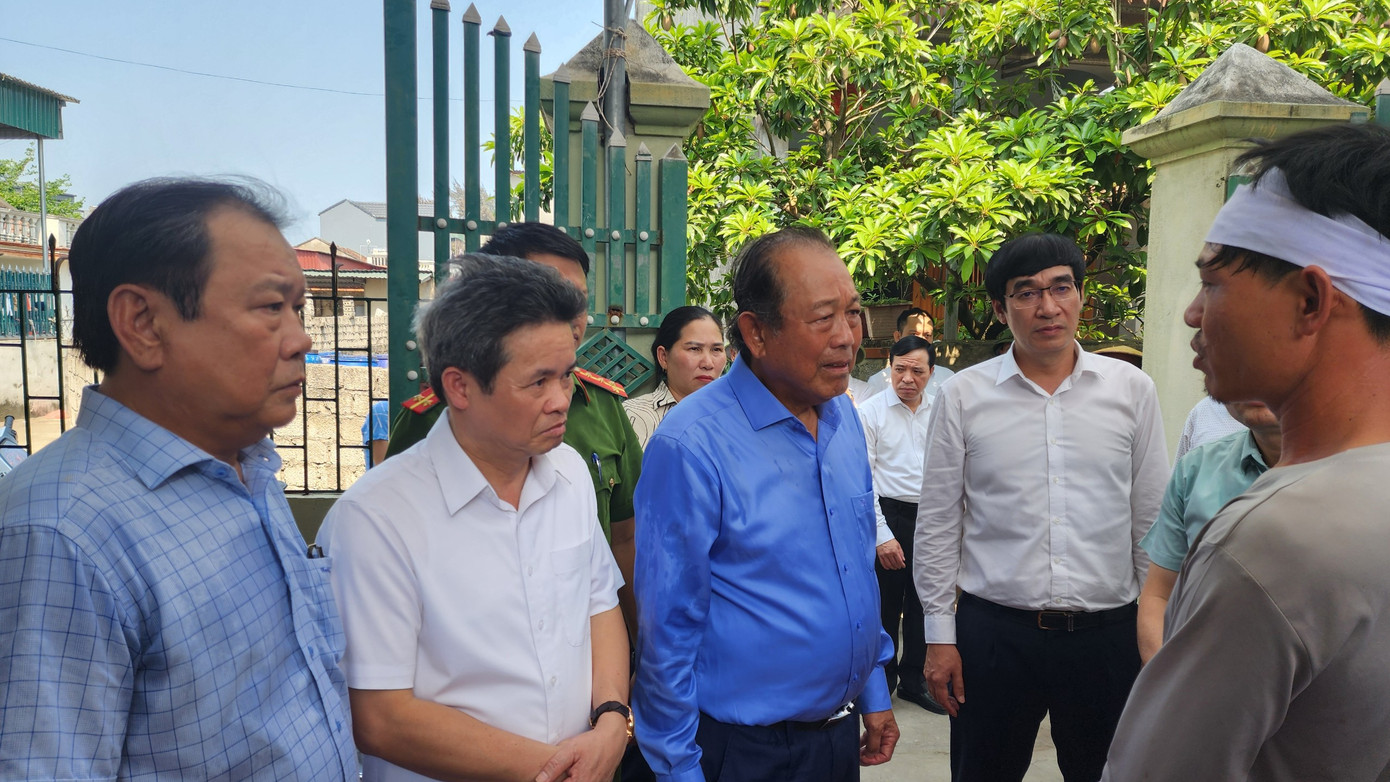 Cơ quan chức năng thăm hỏi gia đình các nạn nhân trong vụ tai nạn