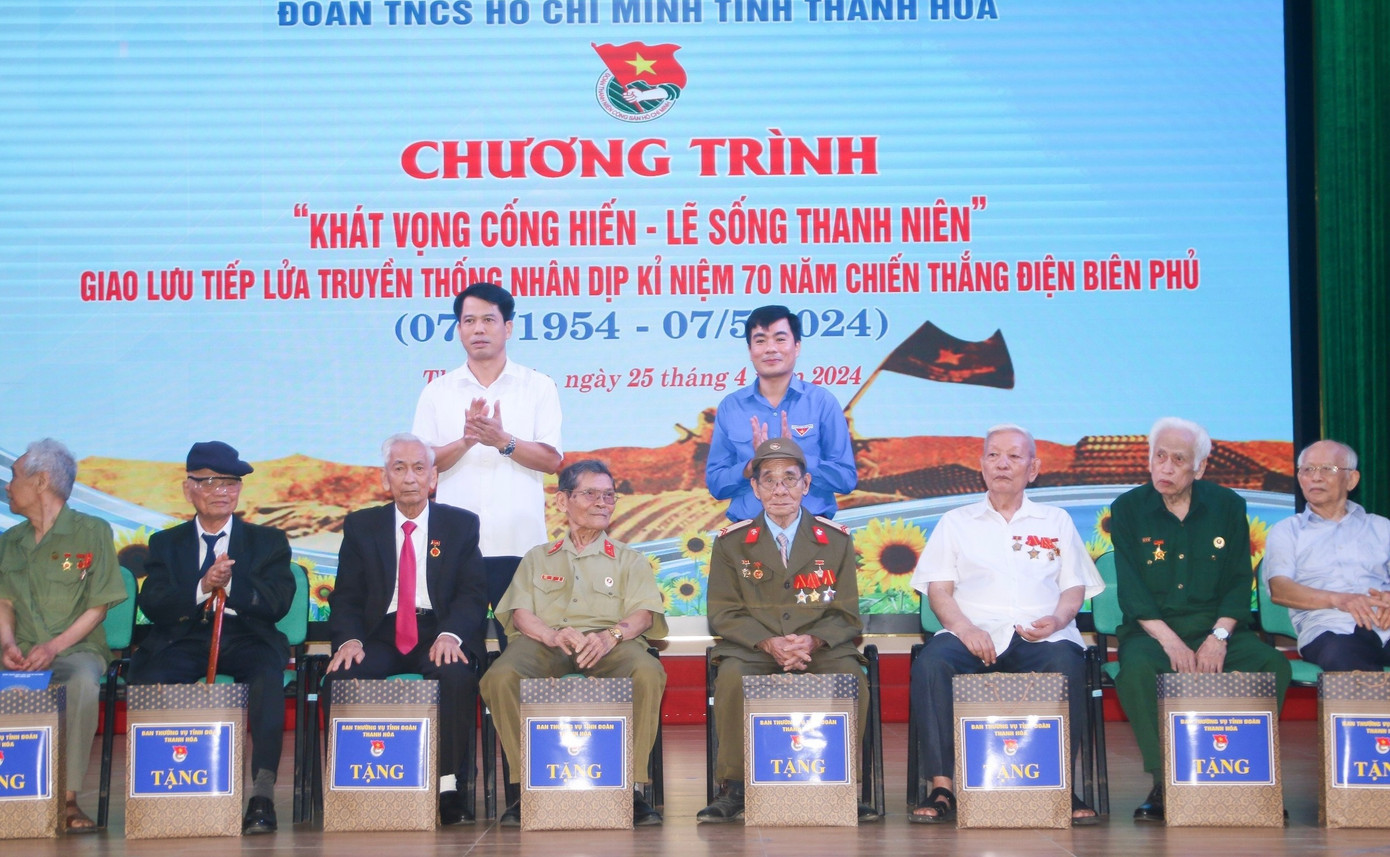 Ban tổ chức trao tặng quà cho cựu thanh niên xung phong, cựu chiến binh...