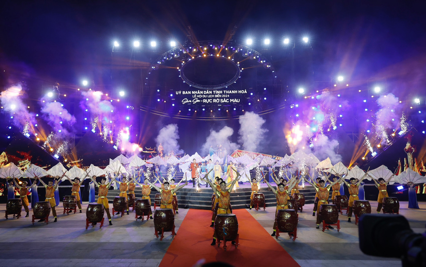 Chương trình nghệ thuật để lại nhiều ấn tượng cho du khách trong đêm khai mạc. Ảnh: Như Ý.