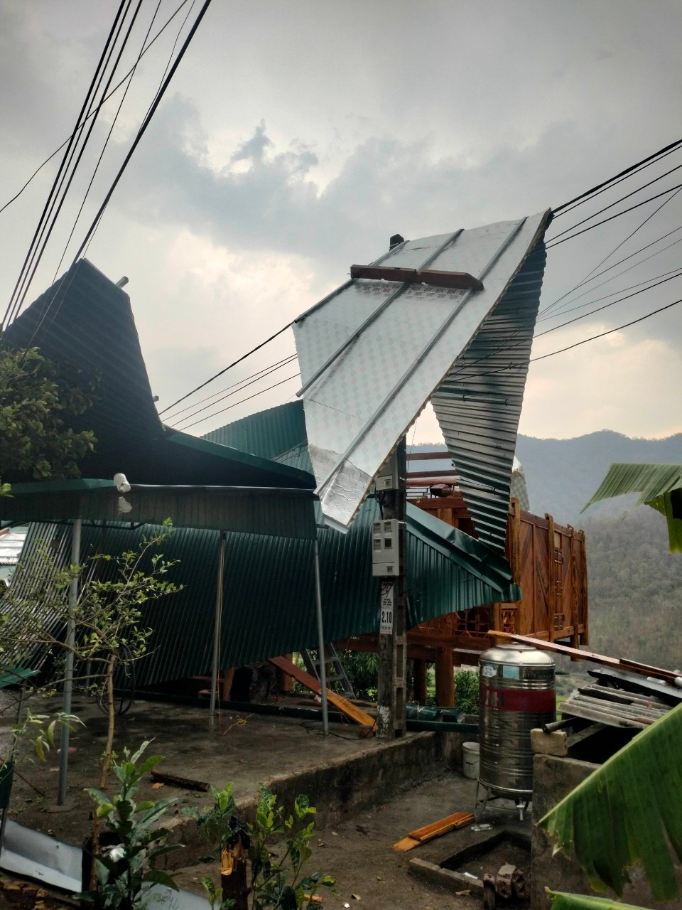 Hiện trường thiệt hại do dông lốc, mưa đá gây ra cho người dân trên địa bàn huyện Mường Lát vào ngày 17/4.