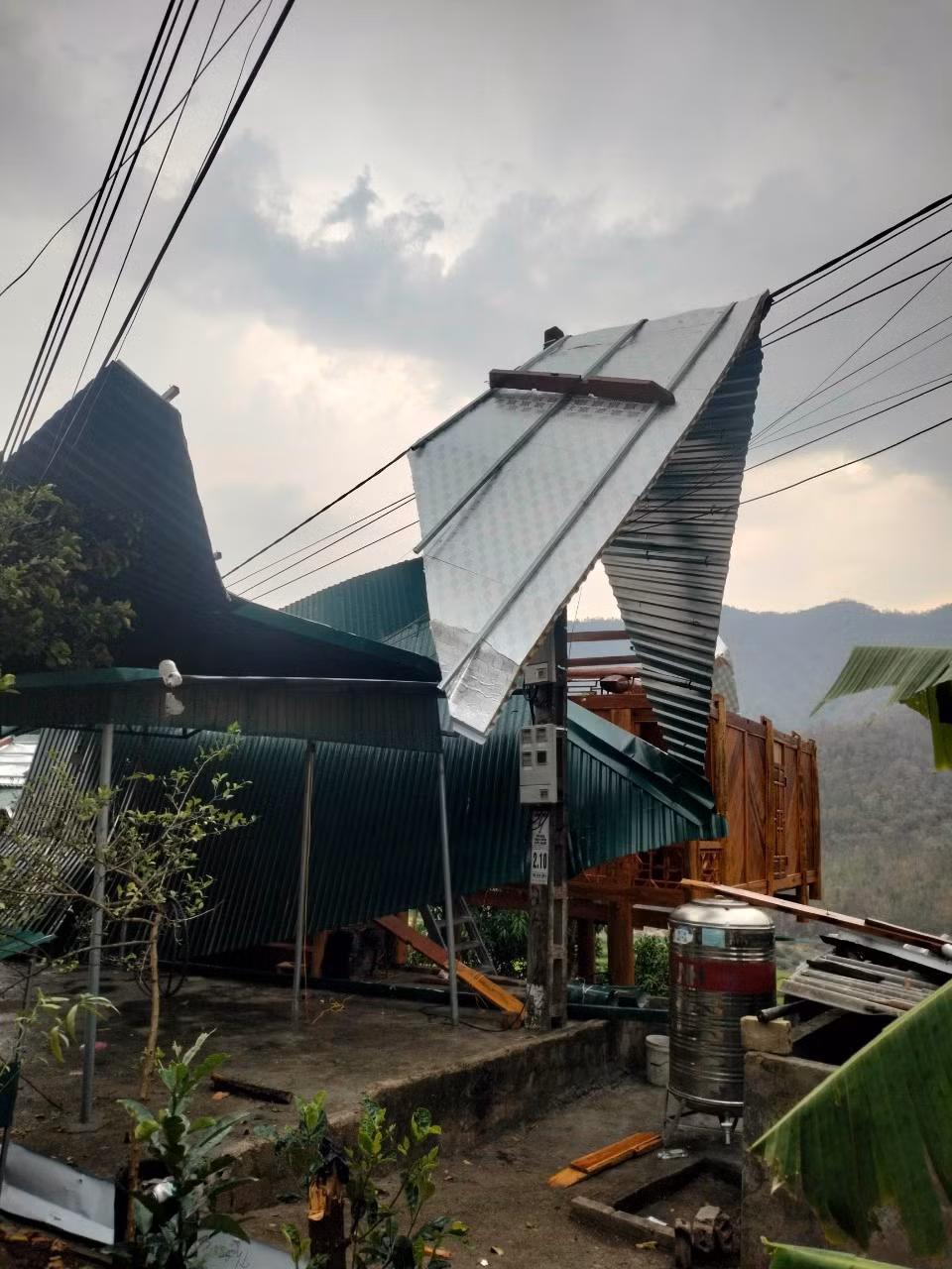Hiện trường thiệt hại do dông lốc, mưa đá gây ra cho người dân trên địa bàn huyện Mường Lát vào ngày 17/4.