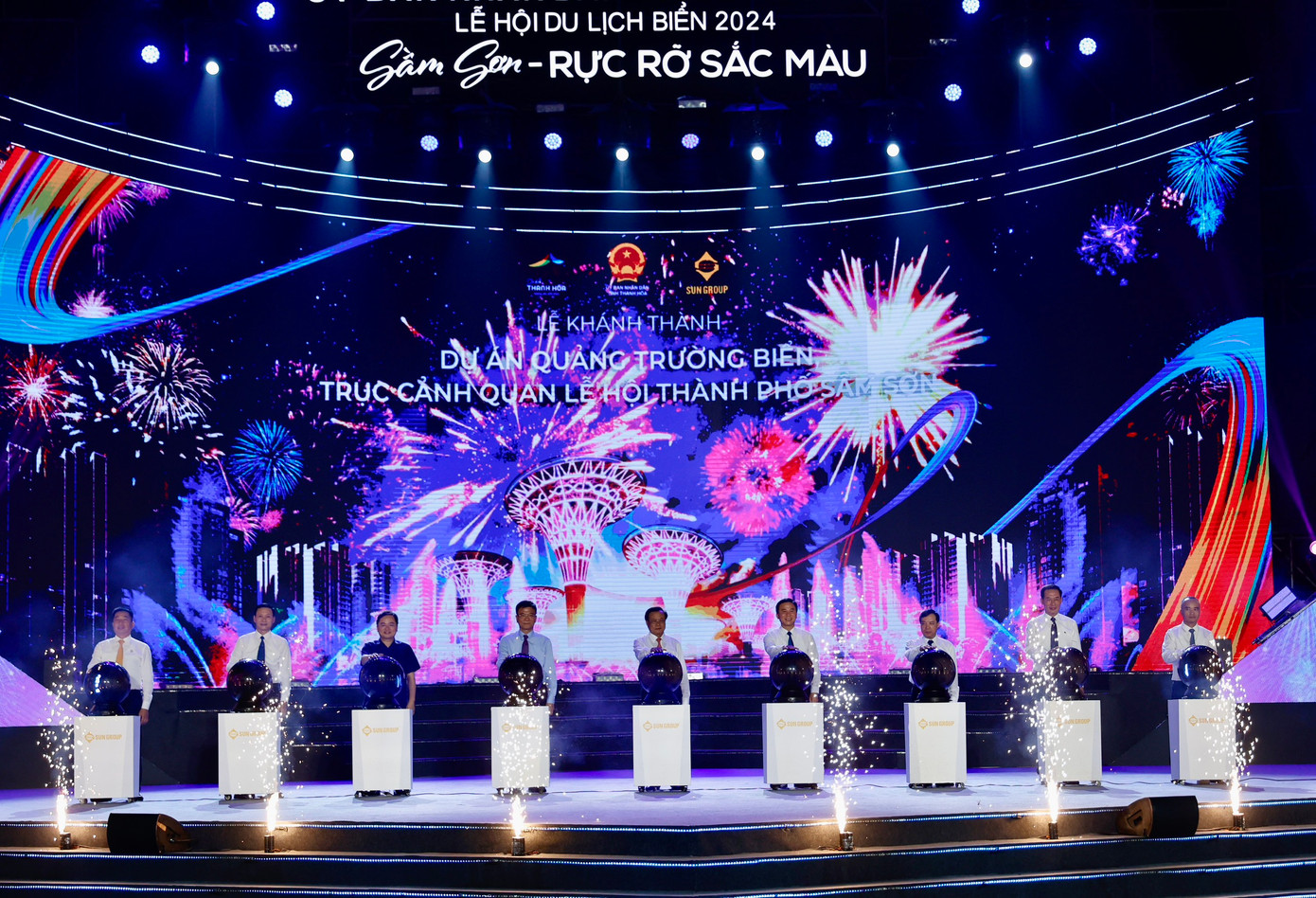 Các đại biểu tham dự nghi thức khánh thành quảng trường biển và trục cảnh quan lễ hội Sầm Sơn. Ảnh: Như Ý.