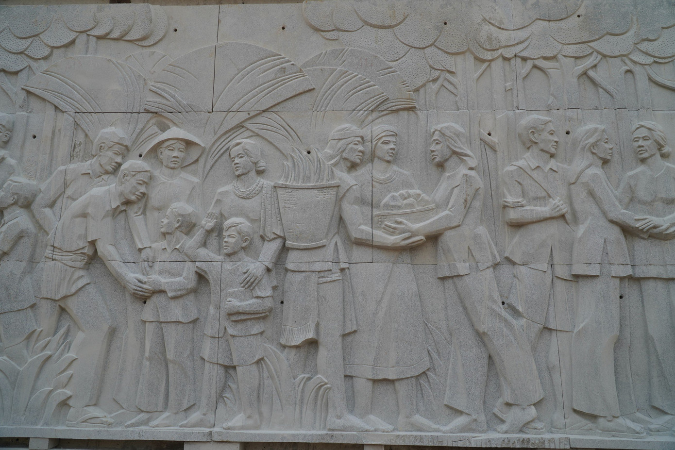 Bức phù điêu mô phỏng lại thời gian đồng bào miền Nam tập kết ra Bắc. Bức phù điêu mô phỏng lại thời gian đồng bào miền Nam tập kết ra Bắc.