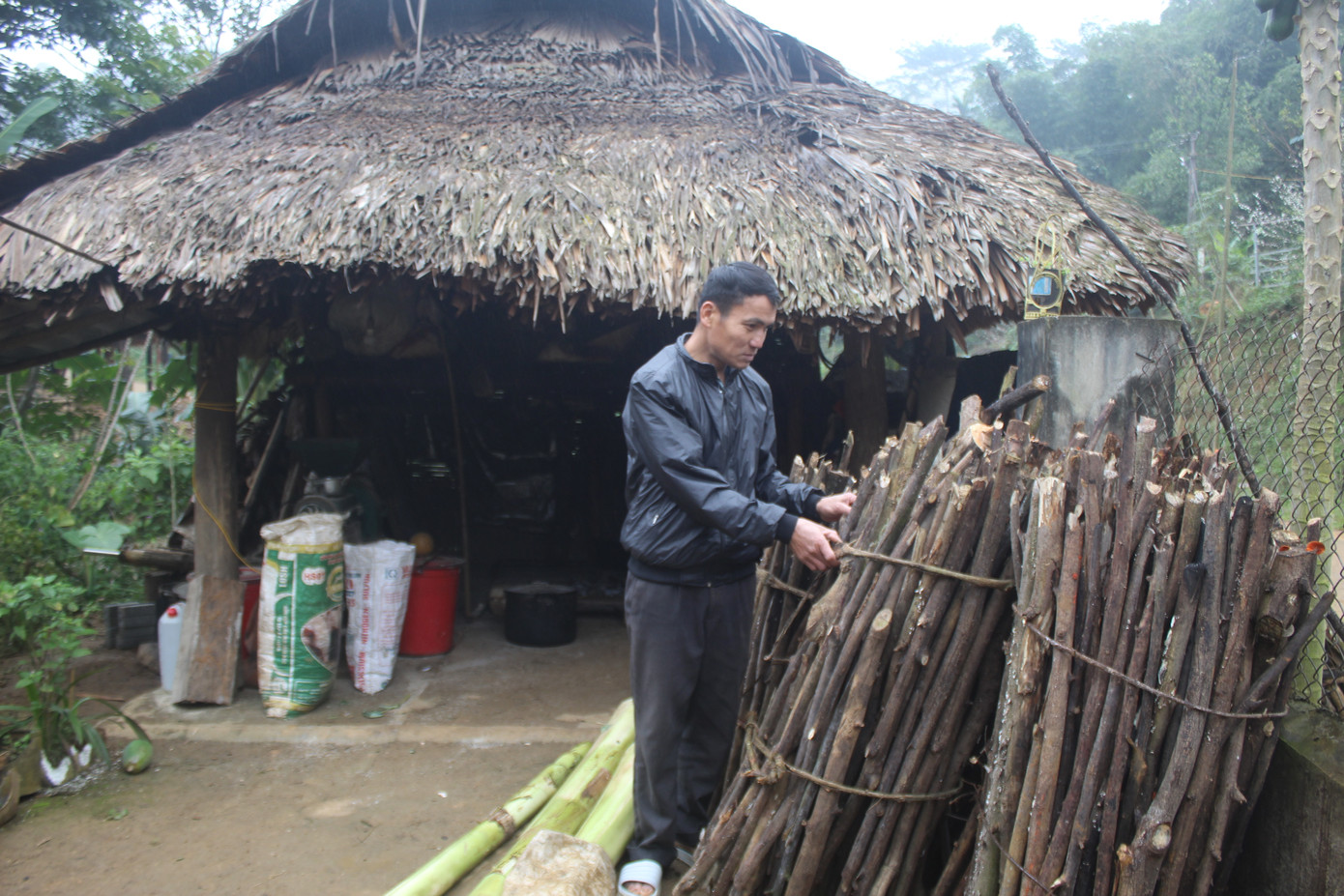 Nhiều hộ dân ở huyện Bá Thước, Thanh Hoá vẫn chưa nhận được tiền hỗ trợ di dời đến nơi ở mới. Nhiều hộ dân ở huyện Bá Thước, Thanh Hoá vẫn chưa nhận được tiền hỗ trợ di dời đến nơi ở mới.