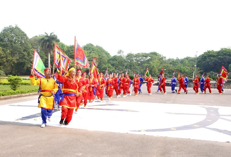Lực lượng tham gia trò diễn chạy chữ được chia thành 2 đội.