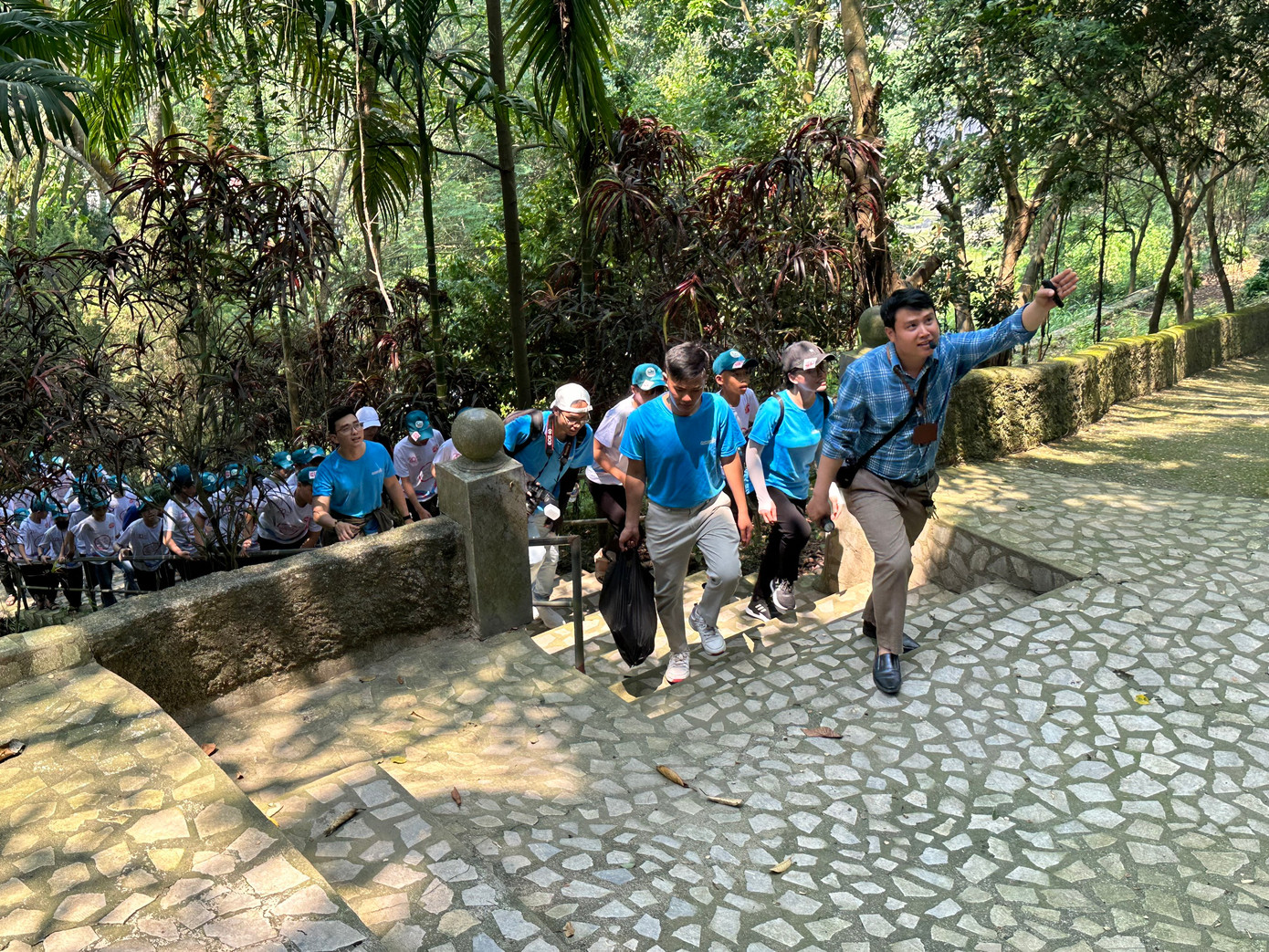 Tại khu du lịch Động Tiên Sơn, các em được trải nghiệm nhiều hoạt động như tham quan hang động, vườn hoa, khu 12 con giáp..., nhặt rác, bảo vệ môi trường...