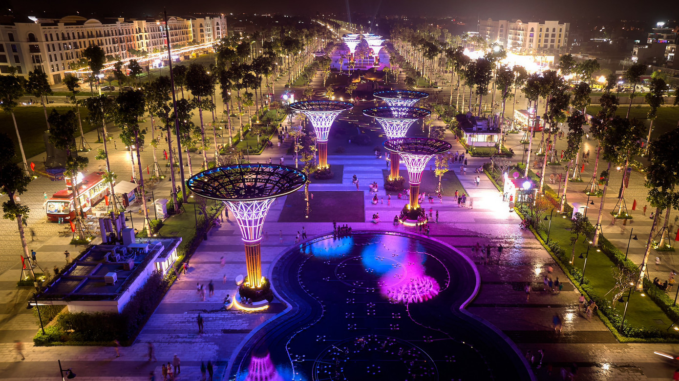 Toàn cảnh quảng trường biển và trục cảnh quan lễ hội Sầm Sơn. Ảnh: Như Ý.