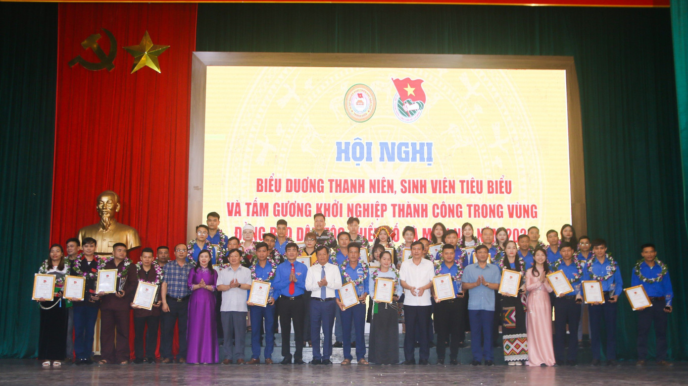 Ban tổ chức, vinh danh các cá nhân tiêu biểu.