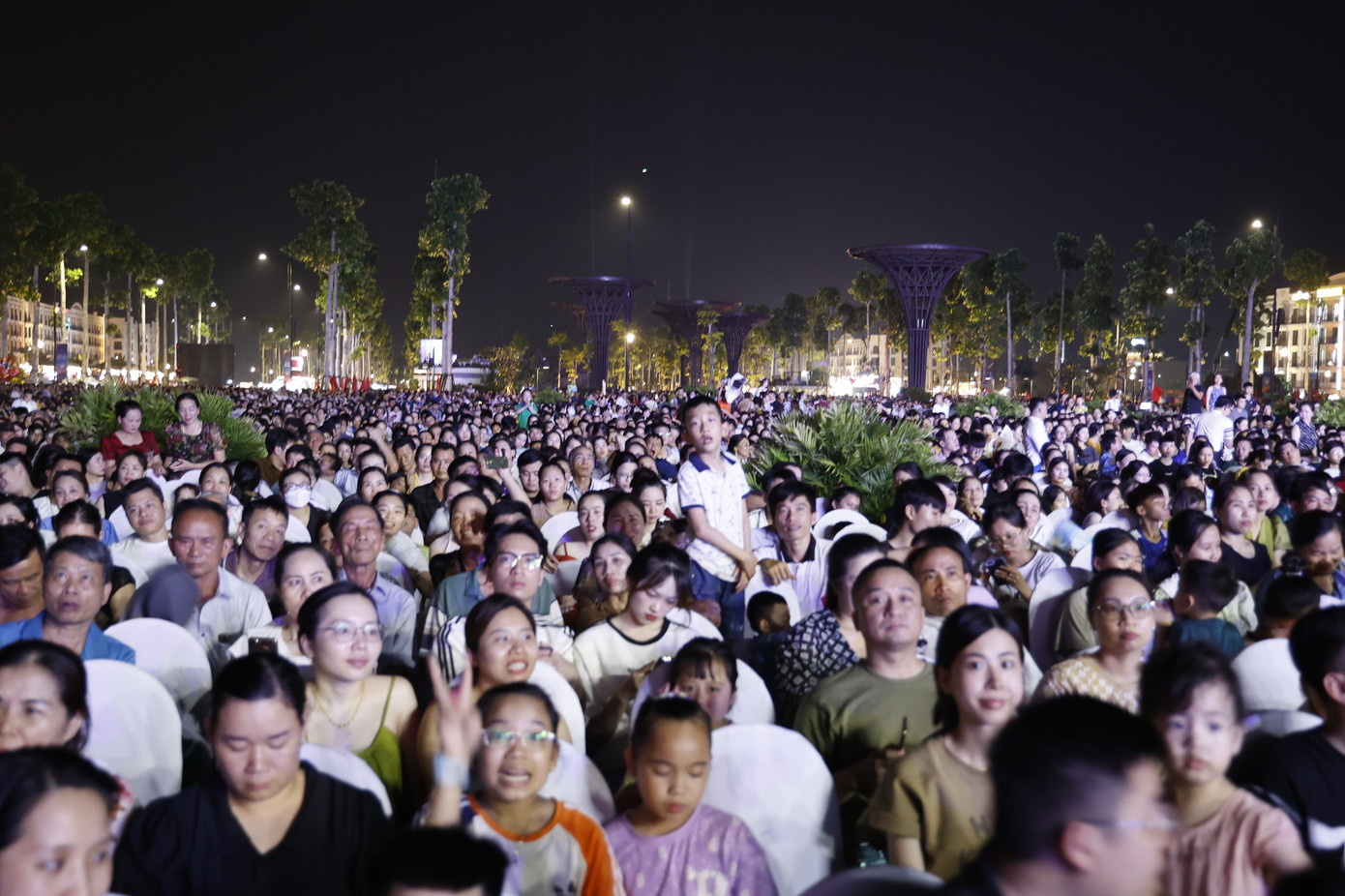 Đông đảo du khách tham dự đêm khai mạc lễ hội du lịch biển Sầm Sơn. Ảnh: Như Ý.