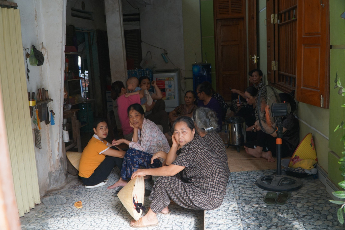 Người dân đến thăm hỏi, động viên gia đình có nạn nhân mất tích.