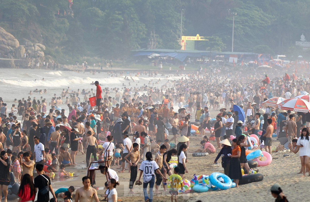 Lực lượng cứu hộ được bố trí ở nhiều vị trí trên cao để tiện quan sát, đảm bảo an toàn cho du khách tắm biển. Ảnh: Như Ý