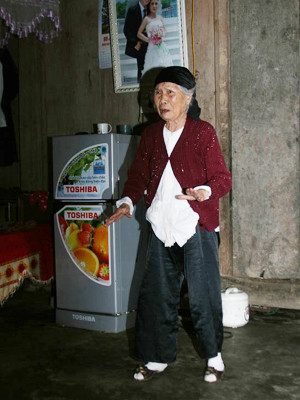 Không rõ do trùng hợp ngẫu nhiên hay do nước giếng, cụ bà Đỗ Thị Huẫn đỡ hẳn chứng bệnh co quắp ngón chân tay 