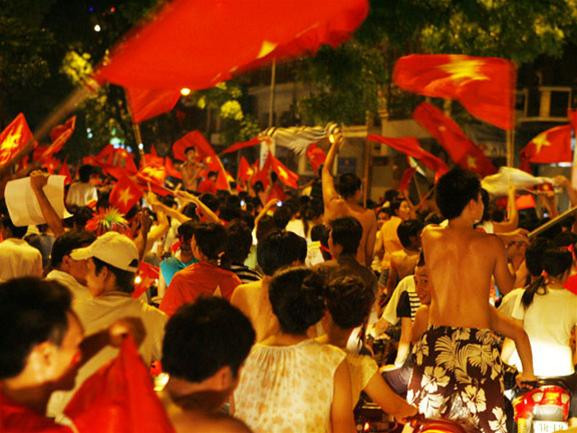 Đèn trời trước sân Mỹ Đình Gia đình cùng đi ăn mừng Sướng quá!!! Anh ơi, sướng quá!!! Không khí cuồng nhiệt tại hồ Gươm Việt Nam vô địch!!! Cảm ơn UAE... Một CĐV cuồng nhiệt Tiến lên, Việt Nam!! Mừng chiến thắng nào anh Khách du lịch nước ngoài cũng hòa cùng niềm vui người hâm mộ Việt Nam Hàng ngàn fan TPHCM tập trung trước KS Sofitel hô vang: “Việt Nam - UAE!” . Ảnh: Hà Phan Đèn trời trước sân Mỹ Đình Gia đình cùng đi ăn mừng Sướng quá!!! Anh ơi, sướng quá!!! Không khí cuồng nhiệt tại hồ Gươm Việt Nam vô địch!!! Cảm ơn UAE... Một CĐV cuồng nhiệt Tiến lên, Việt Nam!! Mừng chiến thắng nào anh Khách du lịch nước ngoài cũng hòa cùng niềm vui người hâm mộ Việt Nam Hàng ngàn fan TPHCM tập trung trước KS Sofitel hô vang: “Việt Nam - UAE!” . Ảnh: Hà Phan