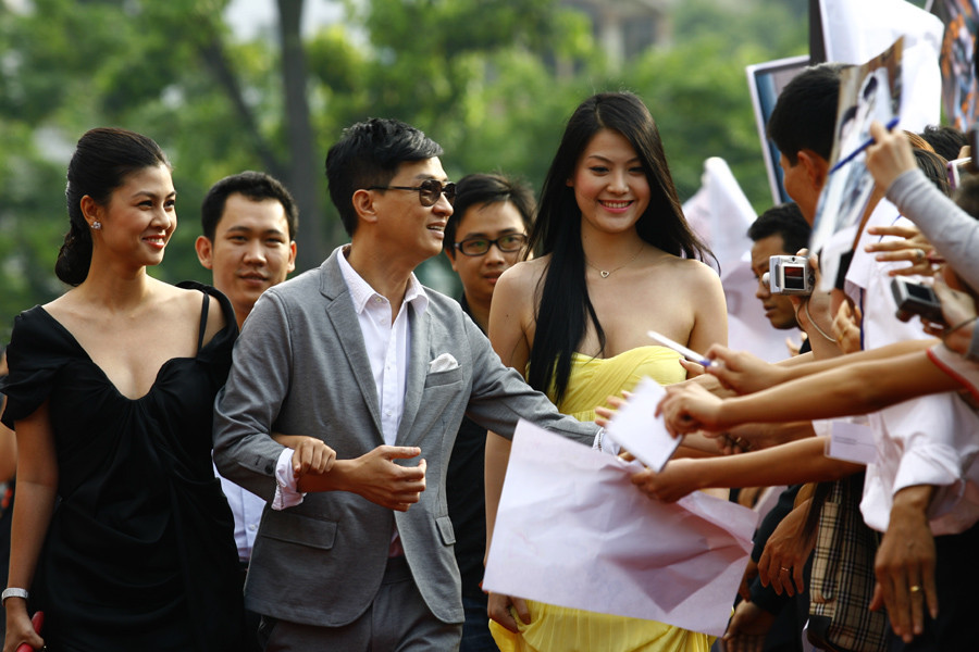 Trương Gia Huy đi giữa hai người đẹp Việt Nam