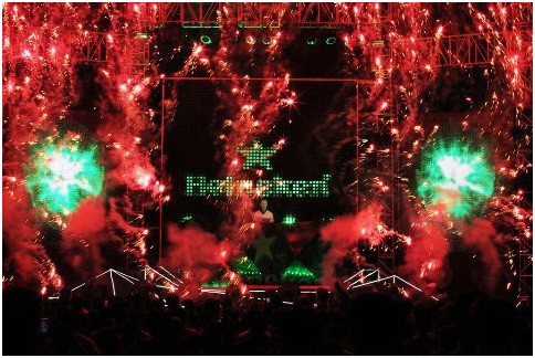 Không gian tràn ngập ánh sáng huyền ảo trong đại tiệc âm nhạc của bia Heineken. Không gian tràn ngập ánh sáng huyền ảo trong đại tiệc âm nhạc của bia Heineken