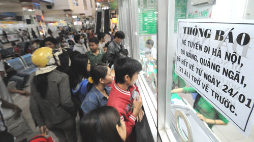 Quầy bán vé của Hãng Mai Linh tại bến xe miền Đông thông báo hết vé xe tết (ảnh chụp ngày 12-1). Ảnh: Minh Đức (Tuổi Trẻ)