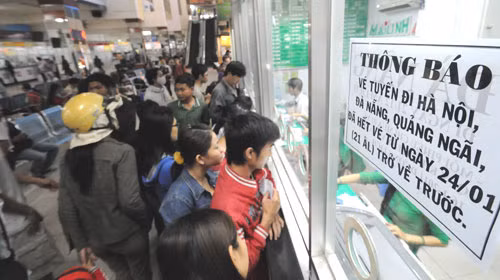 Quầy bán vé của Hãng Mai Linh tại bến xe miền Đông thông báo hết vé xe tết (ảnh chụp ngày 12-1). Ảnh: Minh Đức (Tuổi Trẻ)