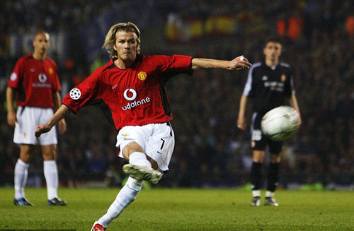 Beckham ghi bàn từ pha sút phạt trong trận M.U gặp Real năm 2003