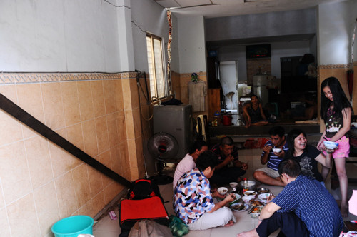 Cả nhà bà Sanh sống trong nỗi lo nhà sập. Gia đình đã nhận được bồi thường từ chủ đầu tư chung cư Mỹ Đức 8 triệu đồng, nhưng số tiền ít ỏi đó không đủ sửa chữa