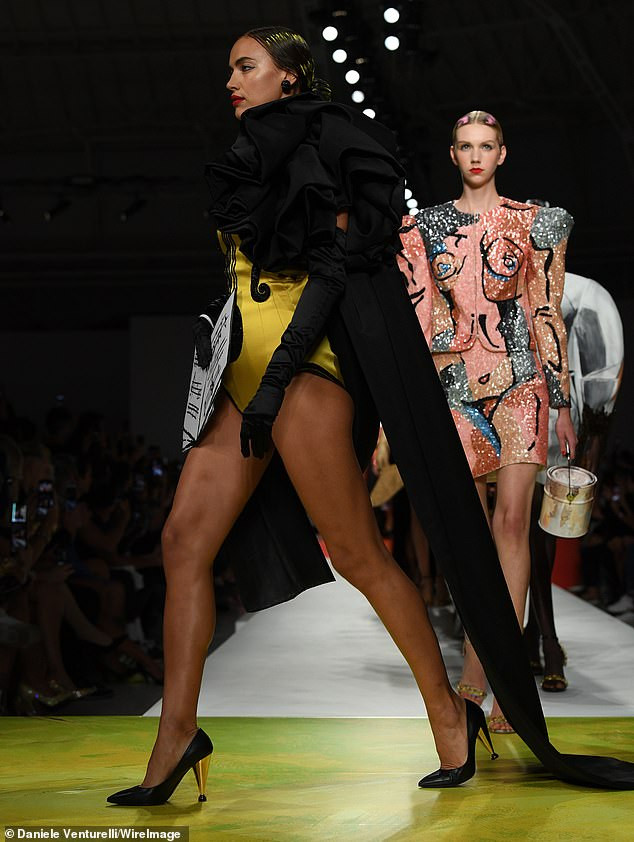 Siêu mẫu Nga Irina Shayk quyến rũ xuất thần trên sàn diễn Moschino ảnh 6