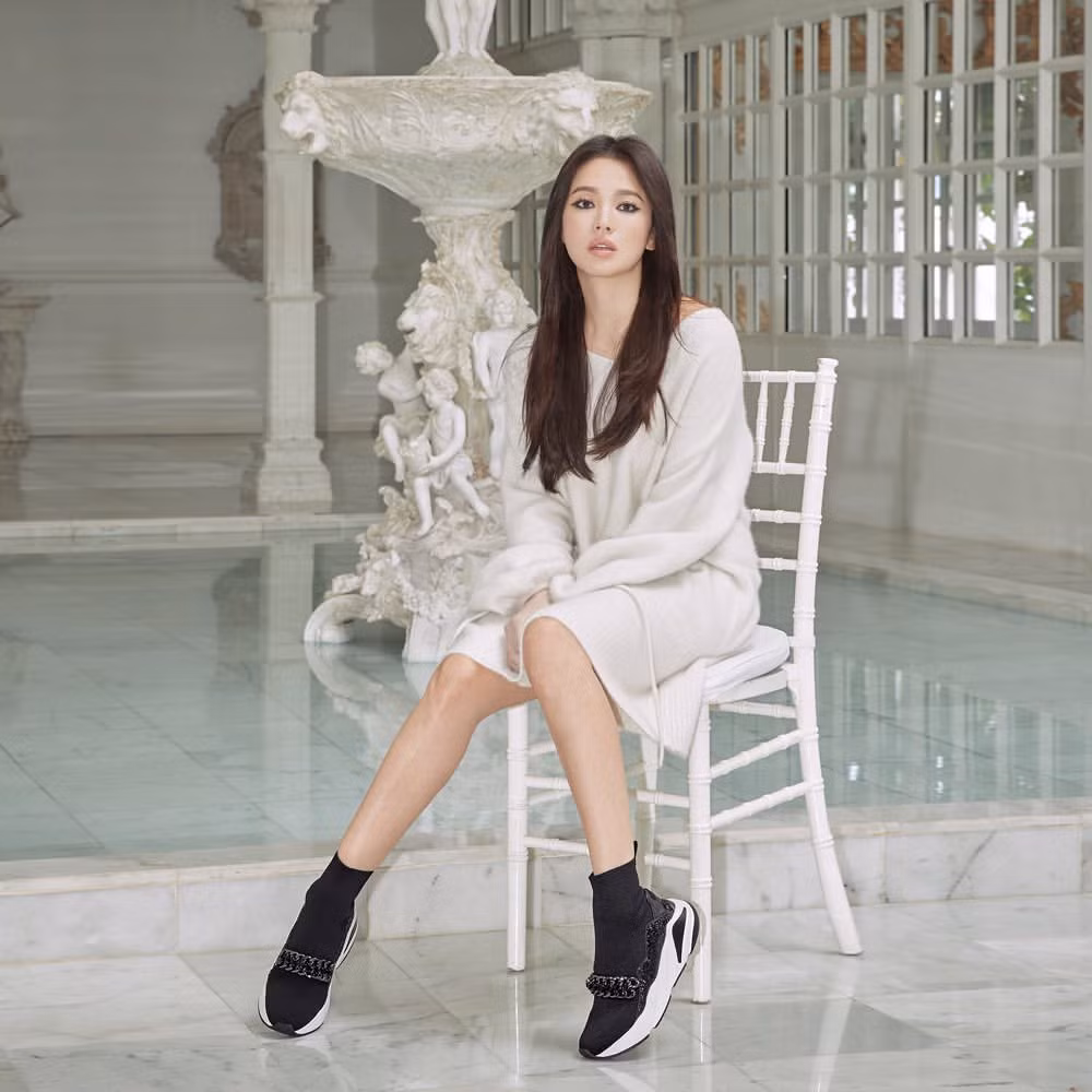 Song Hye Kyo kẻ mắt mèo, khoe chân thon quá đỗi gợi cảm ảnh 8