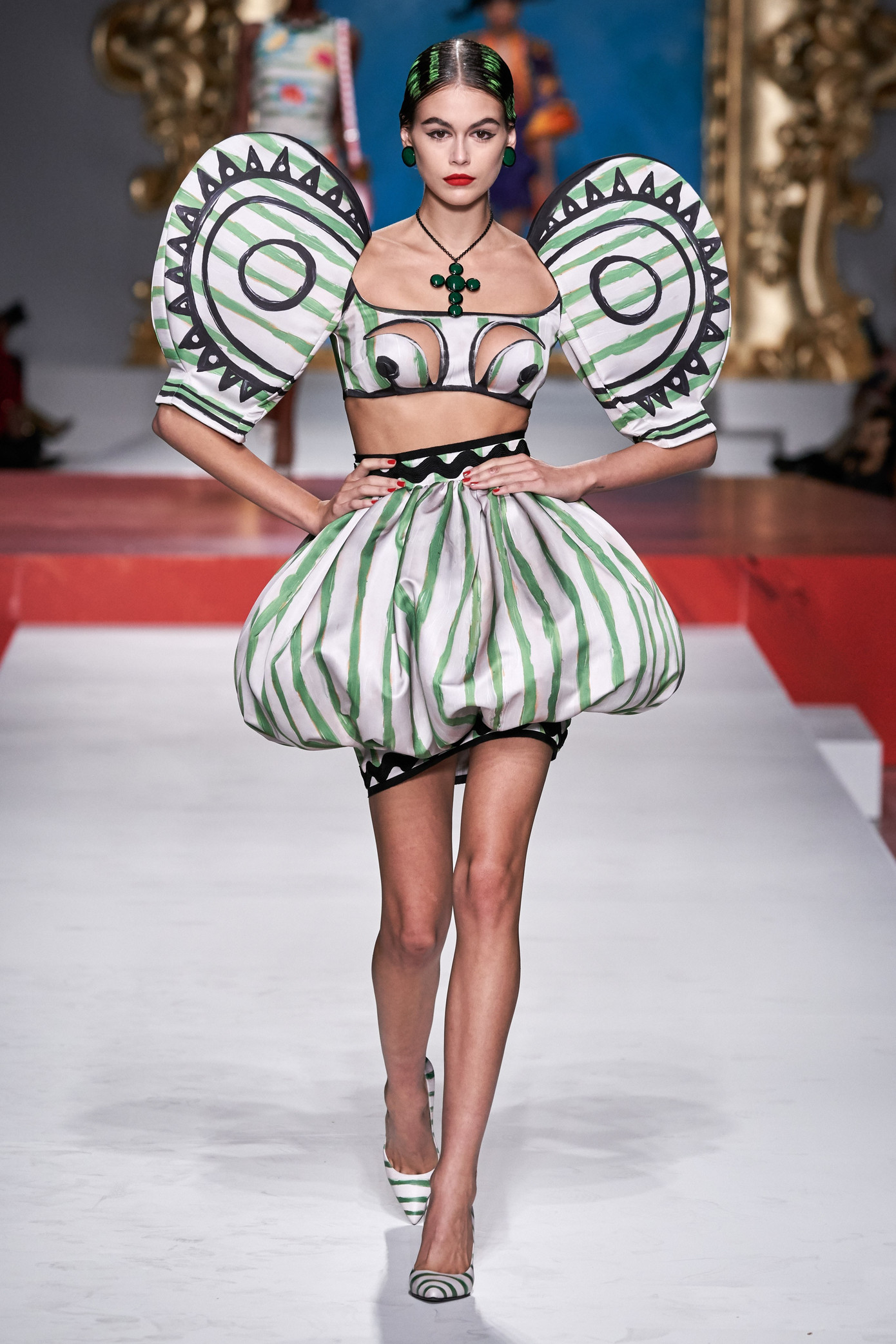 Siêu mẫu Nga Irina Shayk quyến rũ xuất thần trên sàn diễn Moschino ảnh 8