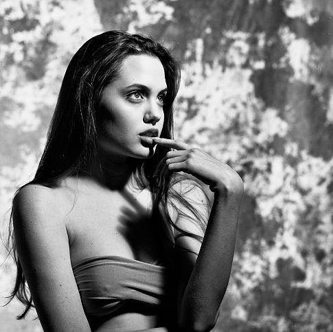 Angelina Jolie gợi cảm căng đầy sức sống trong ảnh áo tắm năm 16 tuổi ảnh 17